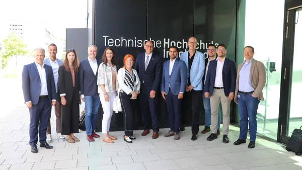 State Secretary Vukašin Grozdić (5th from right) and THI Vice President Professor Hans-Joachim Hof (6th from right) (Photo: THI). Gruppenbild der Delegation Serbien am Cmapus der THI