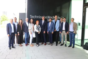 State Secretary Vukašin Grozdić (5th from right) and THI Vice President Professor Hans-Joachim Hof (6th from right) (Photo: THI). Gruppenbild der Delegation Serbien am Cmapus der THI
