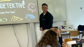 159 Schülerinnen und Schüler lernten mit Leon Kindl, wie man Fake News erkennt – Highlight: der digitale Escape Room (Foto: Montessori Ingolstadt).