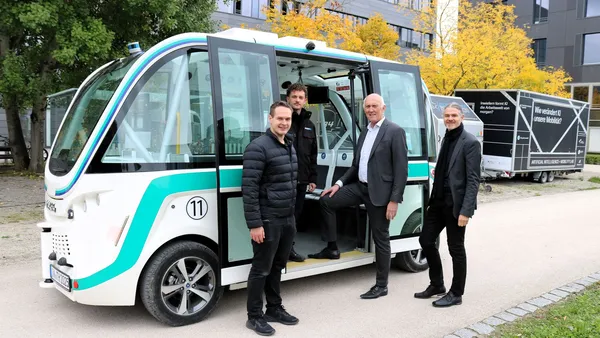 Research that moves: On campus, Technische Hochschule Ingolstadt (THI) President Professor Walter Schober (second from right) and Project Leader Professor Andreas Riener (right) showcase how autonomous driving is becoming reality (Photo: THI).
