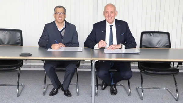 Even closer cooperation: THI President Professor Walter Schober (r.) signs the Lactec contract (Photo: THI).