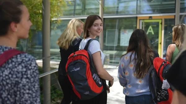 Imagebild zu Master-Talks, Gruppe von Studierenden mit THI-Rucksack auf dem Weg zu einer Vorlesung