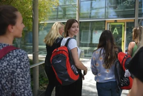 Für alle Interessen das Richtige dabei: Die THI bietet eine breite Auswahl an Bachelor- und Masterstudiengängen (Foto: THI). Imagebild zu Master-Talks, Gruppe von Studierenden mit THI-Rucksack auf dem Weg zu einer Vorlesung