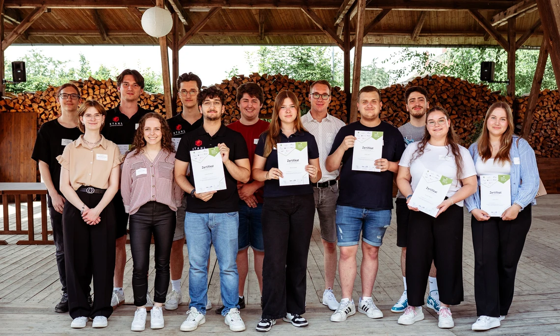 Gruppenbild der KUS-Nachhaltigkeitsscouts mit deren Zertifikaten