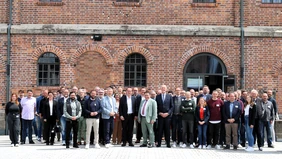 Volles Haus für Zukunftstechnologien: Die Teilnehmenden des Innovationstags „Start-up Opportunities: Dual-Use Innovation“ im brigk mit Bayerns Wirtschaftsstaatssekretär Tobias Gotthardt (vorne Mitte) (Foto: THI).