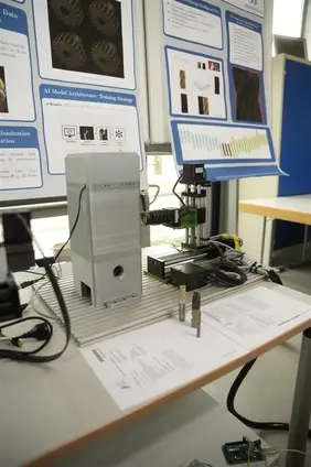 Blick in die Forschung: Die an der Technischen Hochschule Ingolstadt entwickelte Bildgebungsanlage macht Werkzeugverschleiß sichtbar – präzise, reproduzierbar und KI-gestützt (Foto: Mühenad Bilal privat).