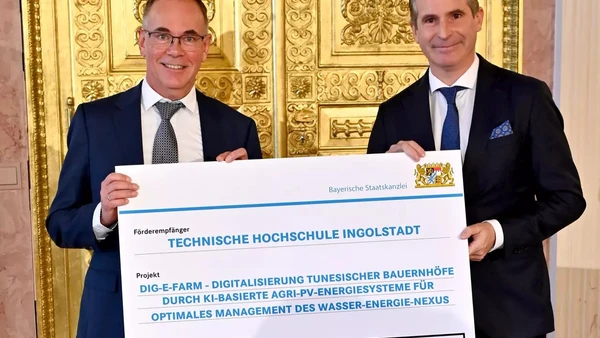 Funding for an innovative project: Professor Wilfried Zörner (left) accepts the cheque from Bavaria's Minister of State for European Affairs Eric Beißwenger (Photo: Bavarian State Chancellery). Zwei Männer bei Entgegennahme eines Förderschecks