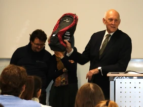 Schon eine Tradition: Zum Semesterstart gibt es Rucksäcke in den Farben der Fakultäten (Foto: THI). Prof. Dr. Schober beim Semesterstart in Neuburg mit THI-Rucksack in der Hand