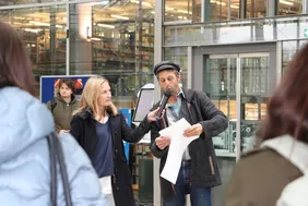 Künstler Johannes Volkmann (rechts) erklärte das Konzept der Installation (Foto: THI).