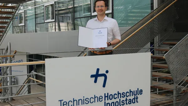 Bild von Herrn Prof. Dr. Helmer mir Urkunde zur Berufung in den Fachbeirat Kraftfahrzeugtechnik