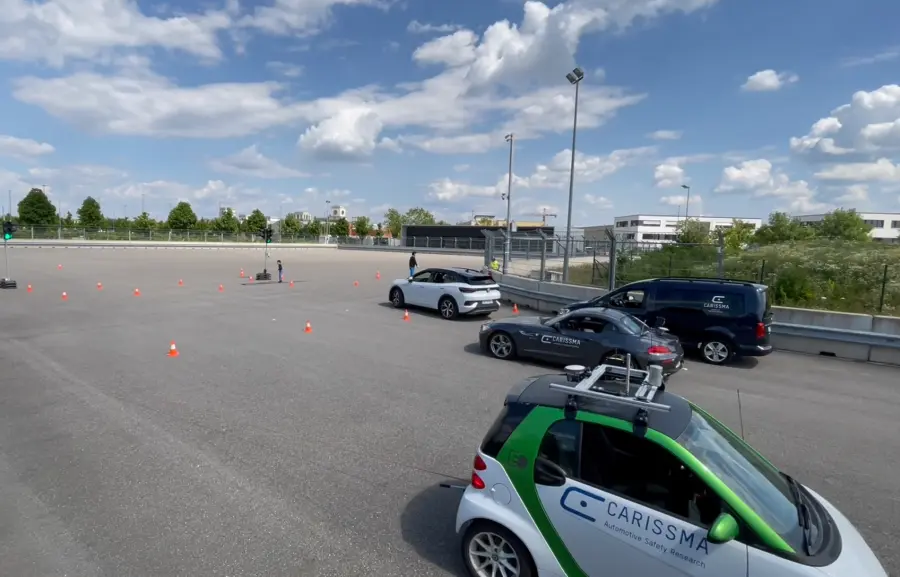 Abbildung eines Versuchsaufbaus mit autonom fahrenden Fahrzeugen auf der Teststrecke