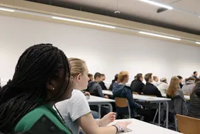 Der Nachhaltigkeits-Campus wird gut angenommen (Foto: THI). Bild von Studierenden beim Semesterstart in Neuburg