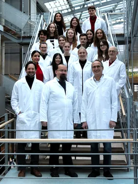 Gemeinsamer Start in die Zukunft der Digitalen Medizin: Studierende, Professoren und Dekan bei der Eröffnung des neuen Wet-Lab-Bereichs an der THI (Foto: THI).