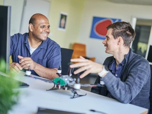 Zwei Doktoranden der THI Doctoral School tauschen sich zu ihren Forschungsprojekten aus.