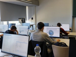 Labor_G307_CAD_Bildschirme_THI Studierenden im CAD Labor vor dem Rechner