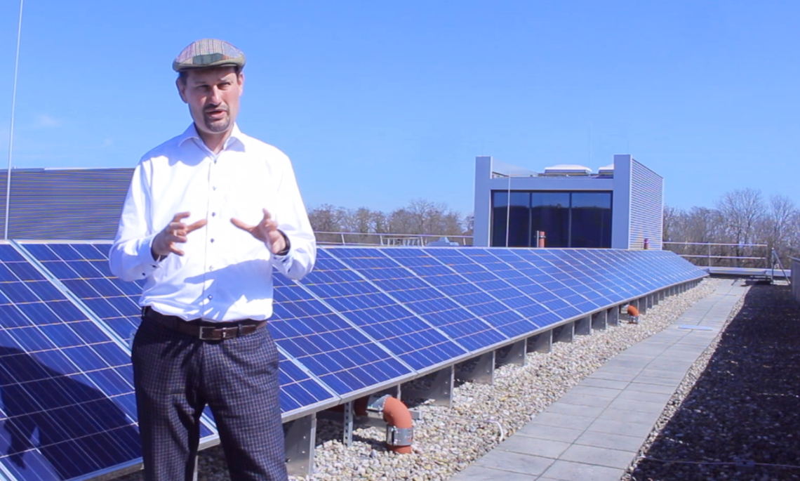 Prof. Navarro erklärt die Photovoltaik-Anlage auf dem Dach von Gebäude G der THI Prof. Navarro erklärt die Photovoltaik-Anlage auf dem Dach von Gebäude G der THI