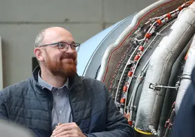 Ein beeindruckendes Lehrstück: Professor Ludwig König vor dem Flugtesttriebwerk im G-Gebäude der THI (Foto: THI).
