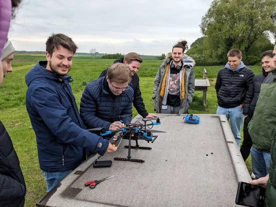 FFI Studierende mit Drohne