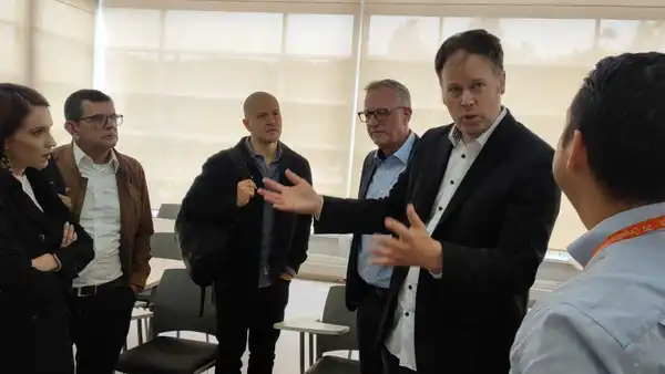 Impressions from Colombia: A THI delegation led by Professor Werner Huber (3rd from right) and IWC Director Georg Overbeck (2nd from right) establishes contacts on site (Photo: THI). Diskussionsrunde bestehend aus sechs Personen im Rahmen der DAAD Förderung