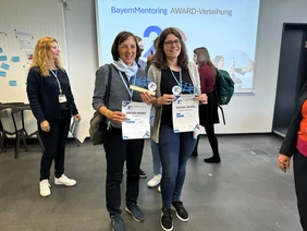 Two generations of BayernMentoring at THI: Professor Sabine Bschorer (left), who helped shape the programme from its inception, and former participant Daniela Zierer were honoured at the anniversary celebration for their longstanding commitme