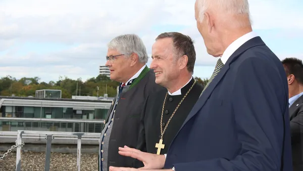 The sky above Ingolstadt: Dr Hans-Christoph Oelker, Bishop Christian Kopp, and THI President Professor Walter Schober on the roof of the G-Building (Photo: THI). Prof. Dr. Schober mit Landesbischof auf dem Dach der Hochschule