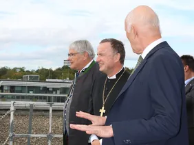 The sky above Ingolstadt: Dr Hans-Christoph Oelker, Bishop Christian Kopp, and THI President Professor Walter Schober on the roof of the G-Building (Photo: THI). Prof. Dr. Schober mit Landesbischof auf dem Dach der Hochschule