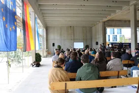 Richtfest im Digitalbau der THI mit Blick auf das Publikum und Redner