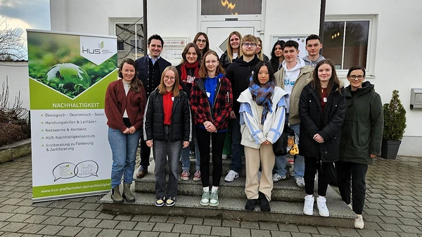 16 Auszubildende aus neun Unternehmen übernehmen Ver-antwortung: Als Nachhaltigkeitsscouts bringen sie frische Ideen für umweltbewusstes und zukunftsfähiges Wirtschaften in ihre Betriebe (Foto: KUS).