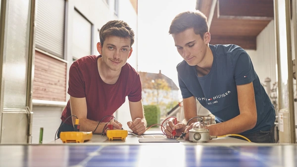 Von Anfang an mittendrin: Duale Studiengänge werden in Bayern immer beliebter (Foto: hochschule dual/J. Bergmeister).