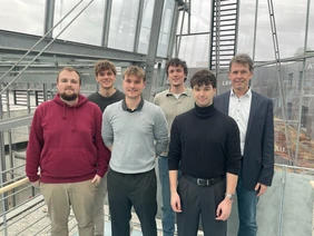 Auf in die nächste Runde: Dekan Professor Michael Mecking freut sich mit Xaver Seelos, Jonas Haye (hinten v.r.n.l.), Marcel Strigl, Mathias Nuber und Tobias Pöschl (vorne v.r.n.l./Foto: THI).