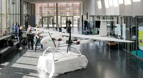 A success story: The Urban Air Mobility Initiative Ingolstadt met for the 11th time (Photo: UAM). Einblick in das Urban Air Mobility Treffen in der Aula der THI, zusehen sind Ausstellungsmodelle sowie Gastgeber und Teilnehmer