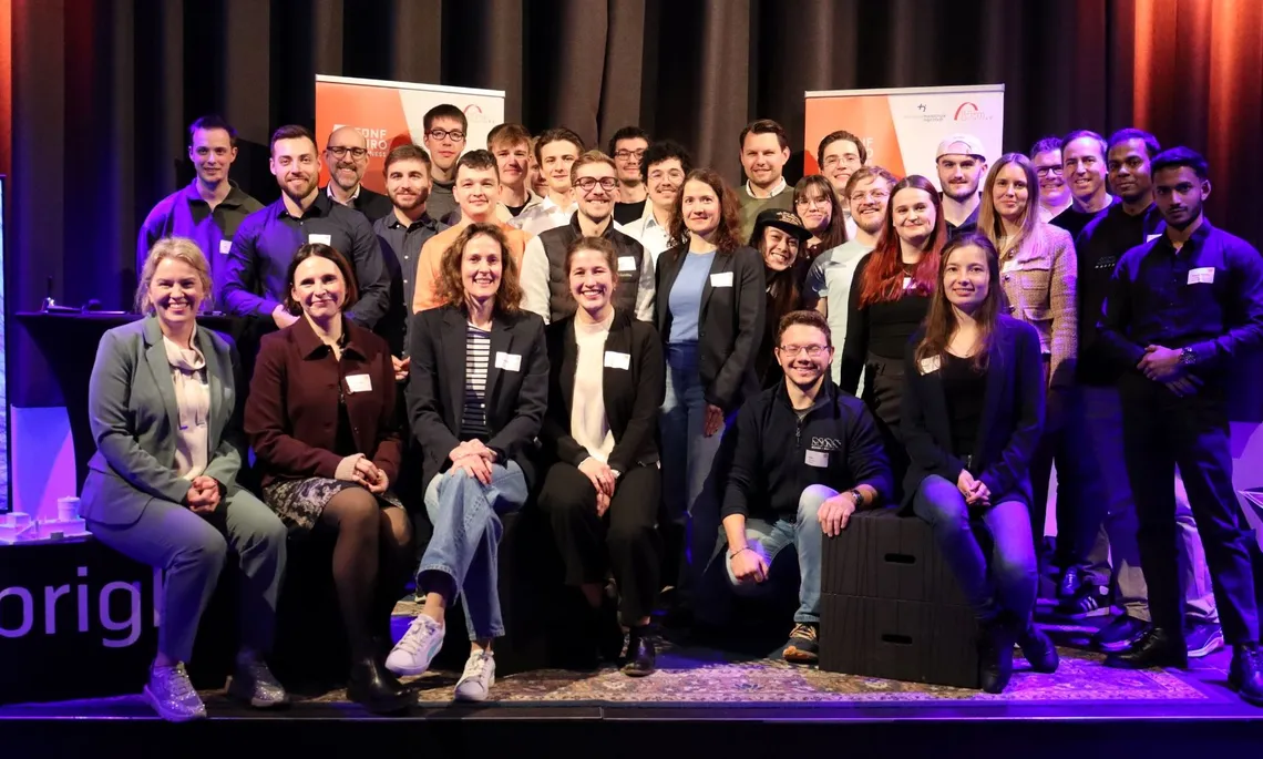 Eine Gruppe von 31 Menschen stehen für Foto zusammen