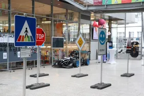 Einen künstlerischen Zugang zum Thema schufen die "Verkehrsschilder der Gerechtigkeit" (Foto: THI).