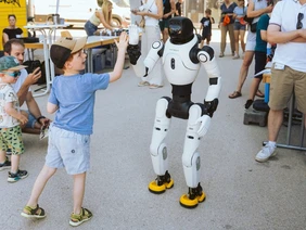 High Five für die Wissenschaft: Besucherinnen und Besucher erhielten spannende Einblicke in die Labore der THI (Foto: Simon Kahner).