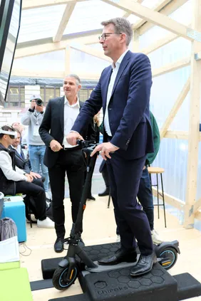 On the move: Markus Blume, Bavaria’s State Minister for Science and the Arts, on the e-scooter simulator from the start-up thireks (Photo: THI).