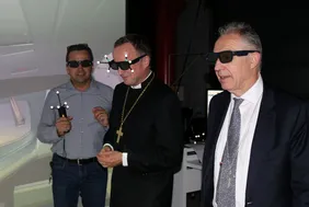 Immersing yourself in virtual worlds: Christian Kopp (center) in the VR lab at THI (Photo: THI). Landesbischof im virtual Reality Raum