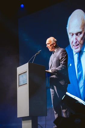 THI-Präsident Professor Walter Schober gab den Absolventinnen und Absolventen auf den Weg, neugierig zu bleiben (Foto: Simon Kahner).