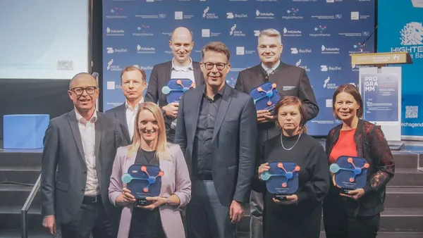 Gruppenbild mit Ausgezeichneten Personen und MöglichMacher-Preis