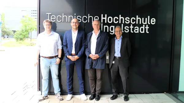 Made it! Maximilian Bauder (2nd from left) with Hans-Georg Schweiger, Professor Christian Facchi, and Professor Andreas Festag (Photo: THI).