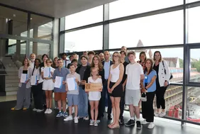 Gruppenbild der Gewinner und Unterstützer Klimaschule LSH