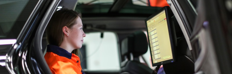 Source: THI Figure: A technician reads out the data in the vehicle.