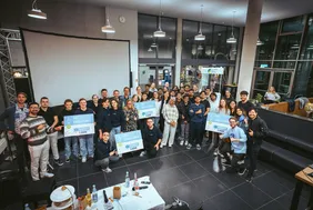 Sie haben die Jury überzeugt: Die Gewinnerinnen und Gewinner des diesjährigen Hackathons (Foto: Simon Kahner). Gruppenbild der Studierenden und Gewinner der VGI-Challange mit den Schecks