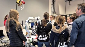 Mitten im Geschehen: Teilnehmerinnen des Forscherinnen-Camps experimentieren im Labor (Foto: bbw).
