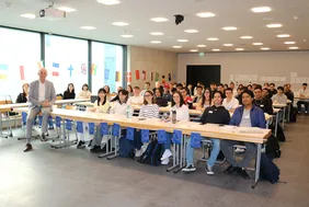 Internationalisierung ist Chefsache: THI-Präsident Professor Walter Schober begrüßt Studierende aus der ganzen Welt (Foto: THI).