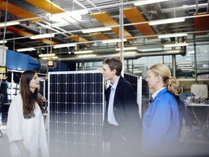 Drei Personen vor der Photovoltaikanlage im Labor