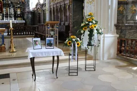 Gedenkfeier in der Hofkirche, Altar mit Bilder der beiden Opfer, daneben zwei Aufsteller mit Blumen