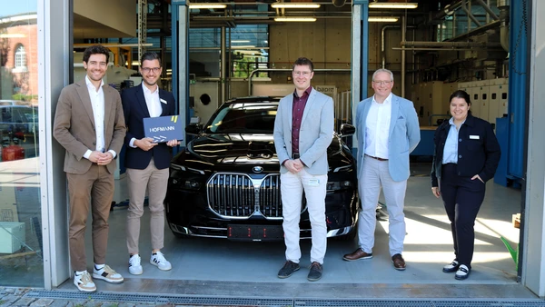 Übergabe des vollelektrischen BMW i7 an das Labor für Motoren- und Fahrzeugtechnik: Professor Alexander Gelner (Mitte) gemeinsam mit Vertreterinnen und Vertretern der BMW Group und von Hofmann Automobile (Foto: THI).