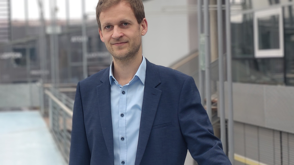 Portrait photo of Prof Dr Niederländer