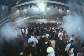 Auf der Night of Glam ging die Party erst richtig los (Foto: Simon Kahner). Studenten bei einer Party mit DJ