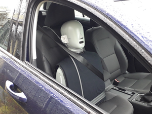 Head und Torso Simulator im Auto für akustischen Versuch